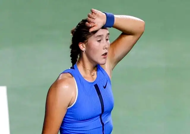 面对对手的, 血沸腾, 她的发球频 面对对手的, 血沸腾, 她的发球频